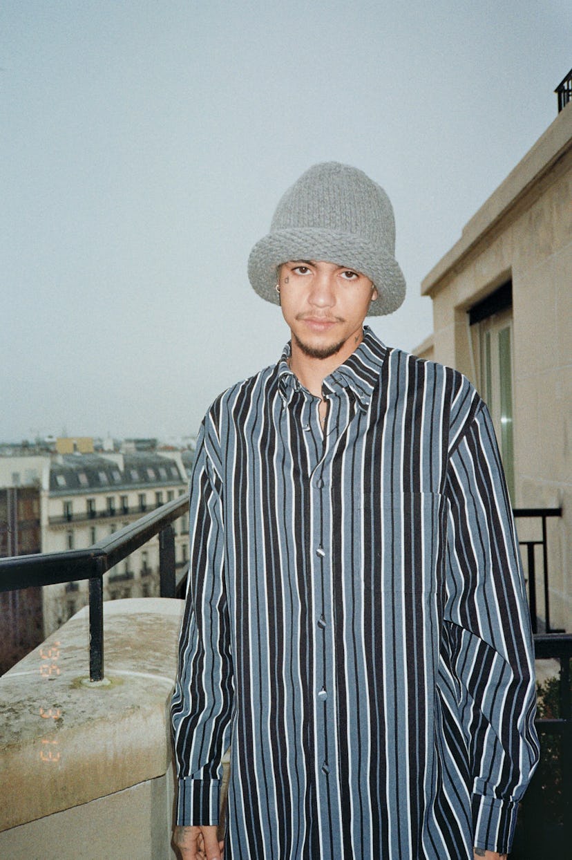 Dominic Fike wearing a knit bucket hat